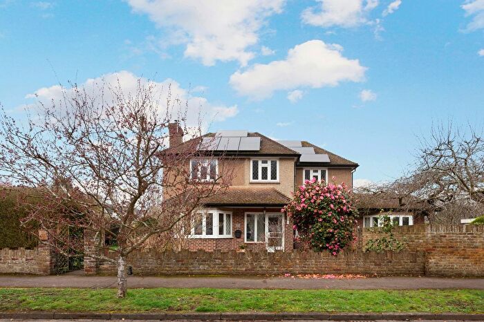 3 Bedroom Detached House For Sale In Sandy Way, Walton-On-Thames, KT12