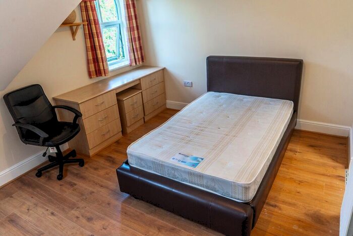 3 Bedroom Town House To Rent In Schuster Road, Manchester, M14