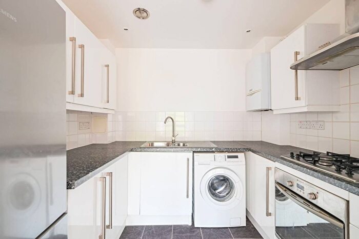 2 Bedroom Flat To Rent In De Beauvoir Crescent, De Beauvoir Town, London, N1