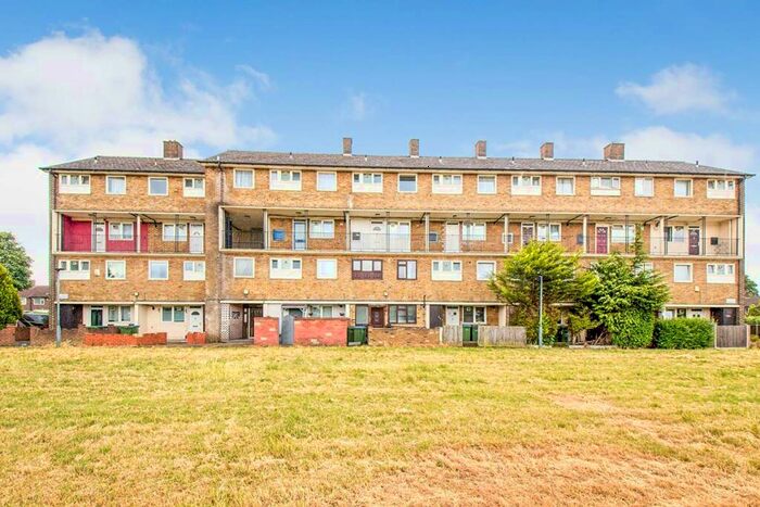 3 Bedroom Flat To Rent In Godstow Road, London, SE2