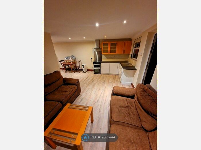 1 Bedroom Detached House To Rent In Walden Way, Ilford, IG6