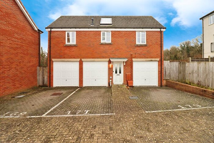 2 Bedroom Flat For Sale In Wood Mead, Bristol, BS16