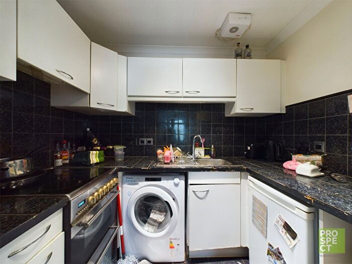 1 Bedroom Flat For Sale In Lynden Mews, Dale Road, Reading, Berkshire, RG2