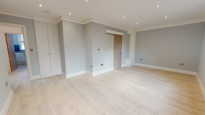 Flat To Rent In Leyland Road, Burgess Hill, RH15