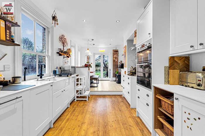 5 Bedroom Semi Detached House For Sale In Thornbury Road, Isleworth, TW7