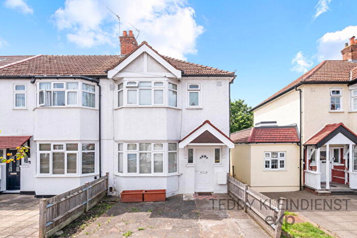3 Bedroom End Of Terrace House For Sale In Byron Avenue, New Malden, KT3