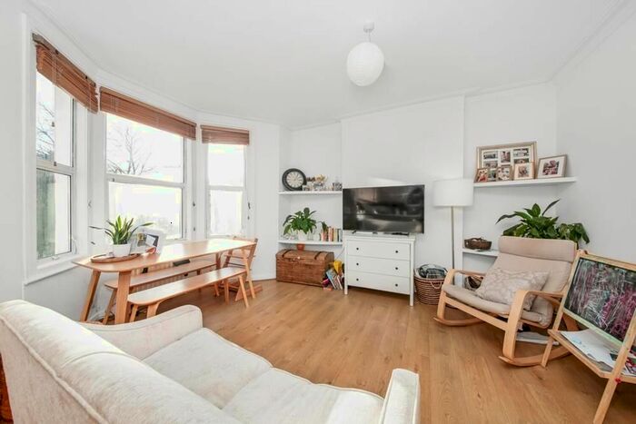 2 Bedroom Flat For Sale In The Gardens, East Dulwich, London, SE22