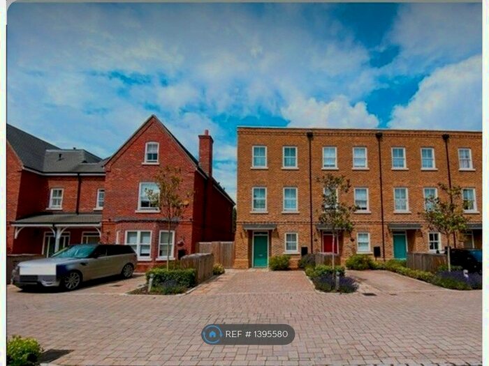 5 Bedroom Semi-Detached House To Rent In Barrons Chase, Richmond, TW10