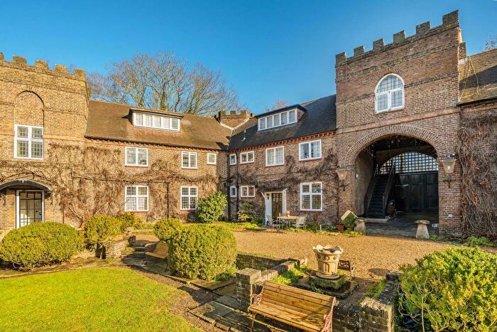 2 Bedroom Maisonette For Sale In Castle Way, Hanworth Park, TW13