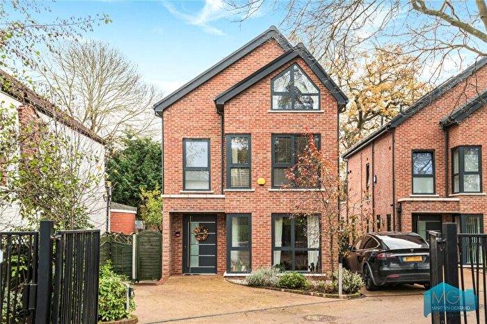3 Bedroom Detached House For Sale In Willow Walk, London, N21