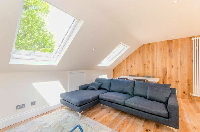 2 Bedroom Maisonette To Rent In Loraine Road, Islington, London, N7