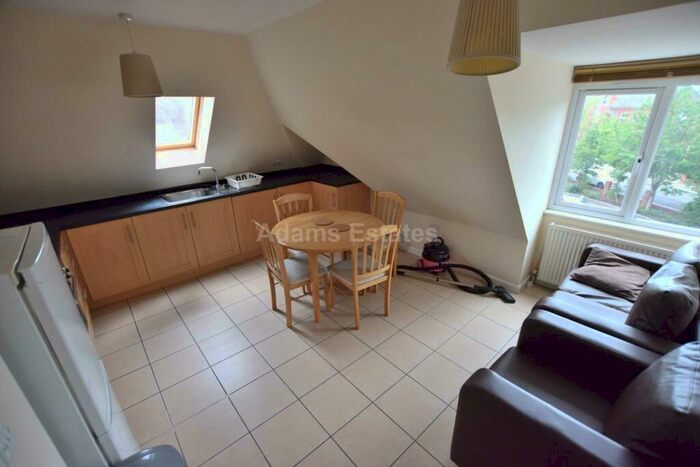 3 Bedroom Flat To Rent In Wokingham Road, Reading, RG6
