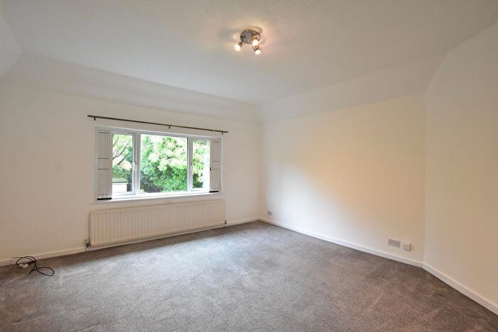 2 Bedroom Flat To Rent In West Heath Drive, Golders Green, London, NW11