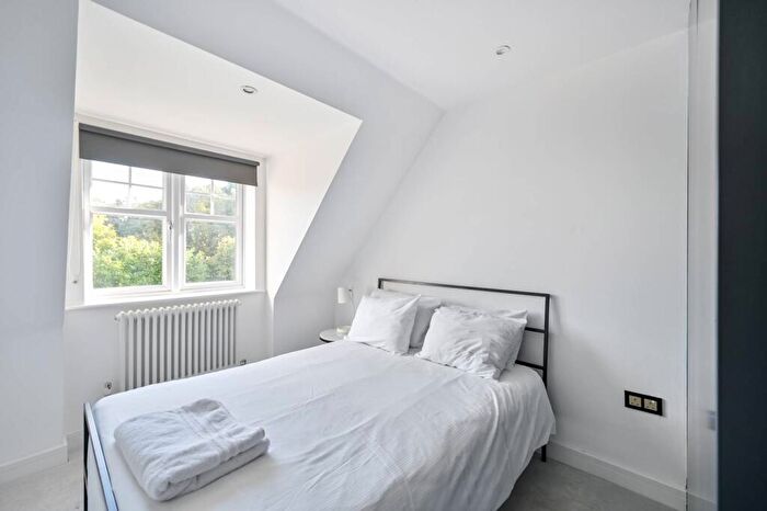 2 Bedroom Flat For Sale In Shoppenhangers Road, Maidenhead, SL6