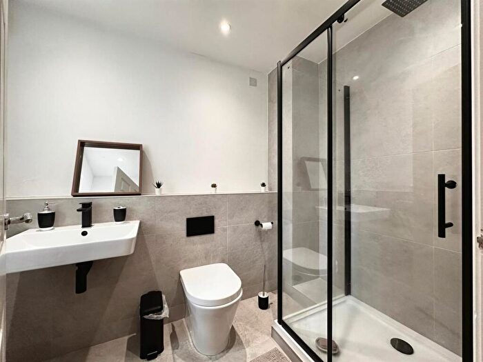 2 Bedroom Apartment To Rent In Greystones Court, Roundhay, LS8