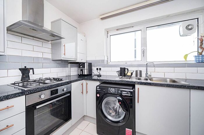 3 Bedroom Flat To Rent In Anderson Road, Hackney, London, E9