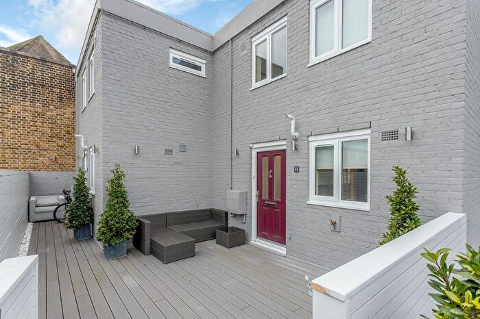 2 Bedroom Flat For Sale In Station Road, Beaconsfield, HP9