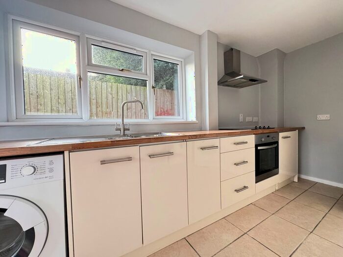 3 Bedroom Semi-Detached House To Rent In Kenyon Road, Chesterfield, S41