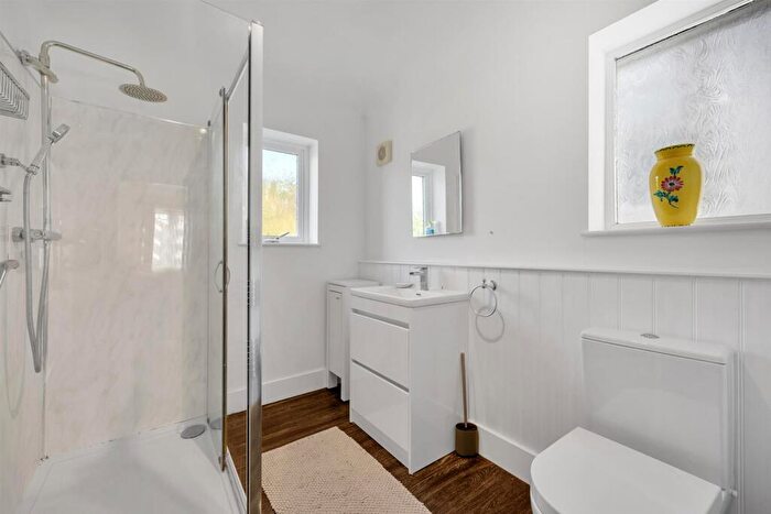 3 Bedroom End Of Terrace House For Sale In Castlewood Drive, London, SE9