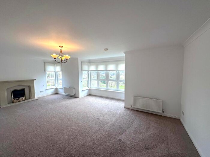 3 Bedroom Apartment To Rent In The Paddock, Hamilton, ML3