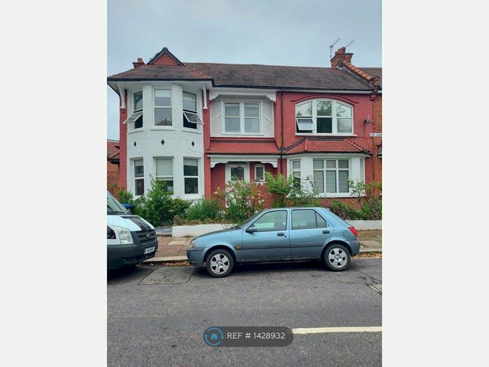4 Bedroom Semi-Detached House To Rent In The Chine, London, N21