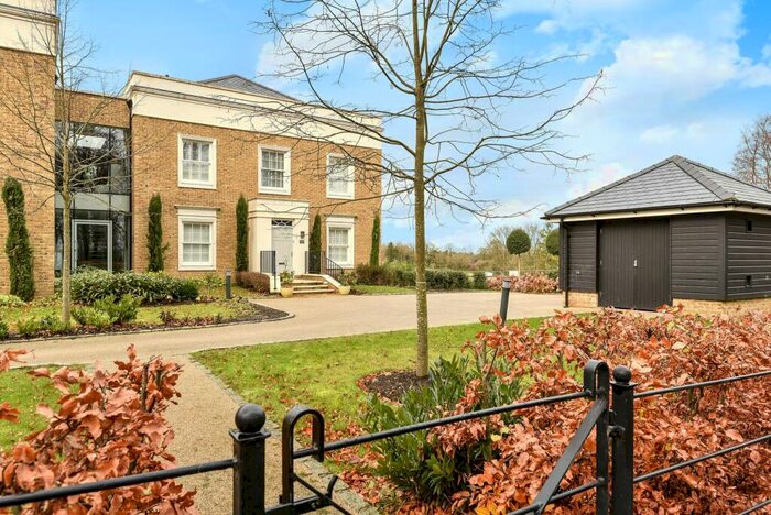 3 Bedroom Flat To Rent In Connaught Square, Winchester, SO22