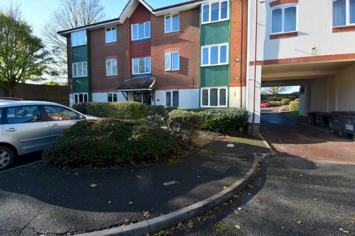 2 Bedroom Flat To Rent In Missenden Gardens, Burnham, Bucks, SL1