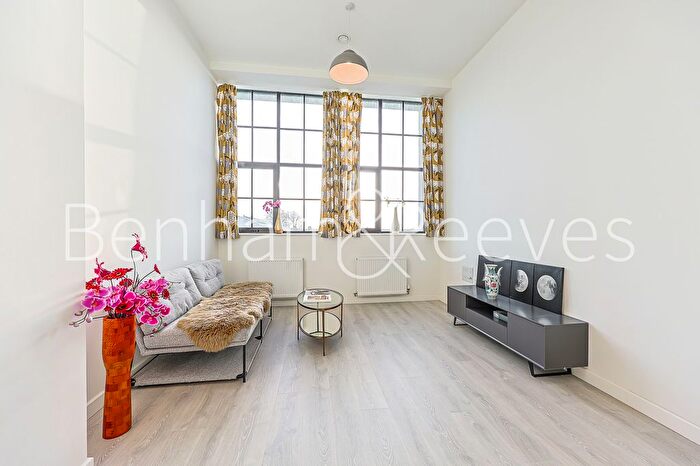 2 Bedroom Flat To Rent In Carnation Gardens, Hayes, UB3