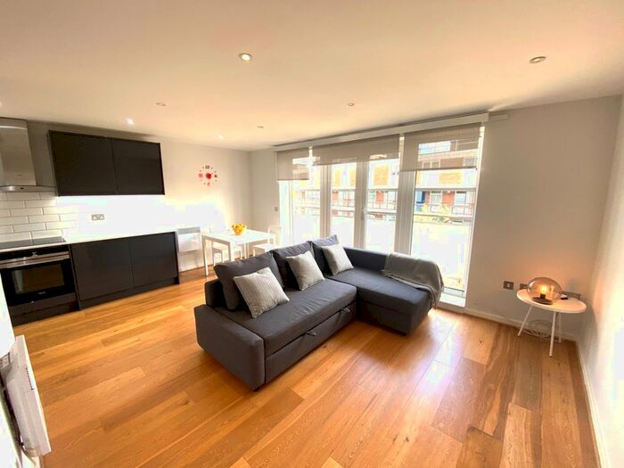 2 Bedroom Flat To Rent In Flat Signal House, Great Suffolk Street, London, SE1