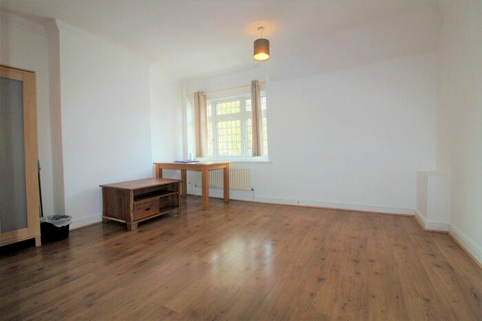 3 Bedroom Flat To Rent In Percival Road, Enfield, Greater London, EN1