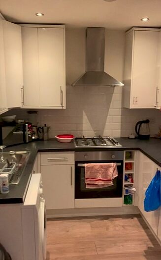 3 Bedroom Flat To Rent In Broadway, Wimbledon SW19