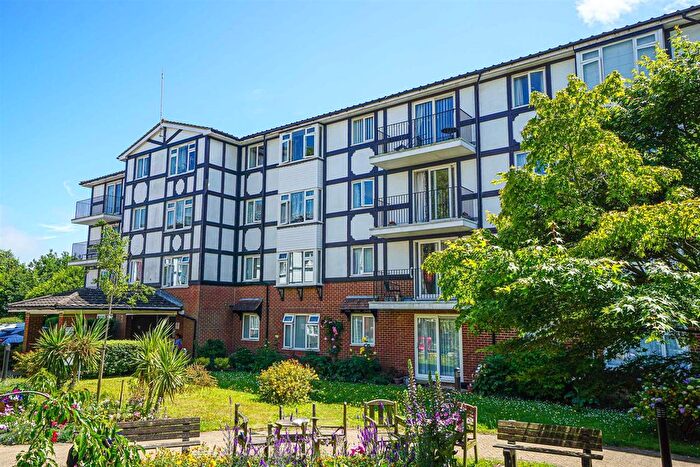 2 Bedroom Flat For Sale In St. Helens Crescent, Hastings, TN34