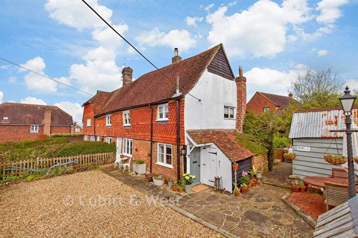 2 Bedroom Cottage For Sale In East Street, Billingshurst, West Sussex, RH14