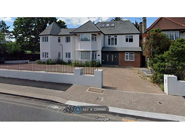 3 Bedroom Flat To Rent In Wayside, London, NW11