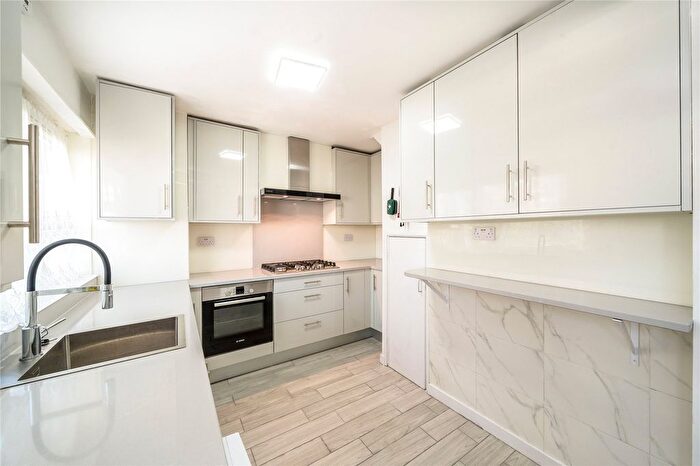 4 Bedroom Flat To Rent In Rupert Gardens, London, SW9