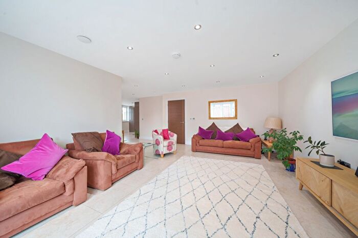 3 Bedroom Flat To Rent In Marlborough Drive, Bushey, WD23