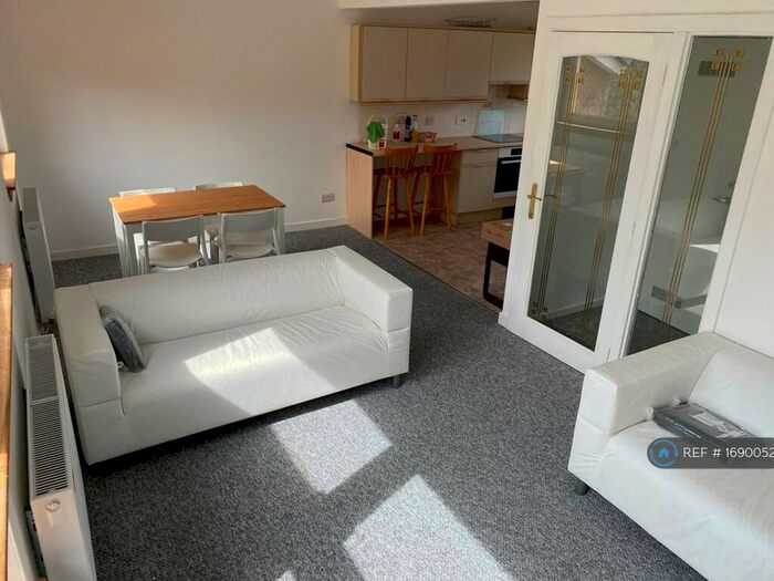 3 Bedroom Flat To Rent In Broompark Drive, Glasgow, G31