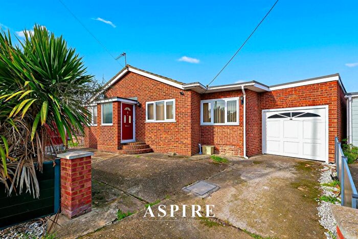 3 Bedroom Detached Bungalow For Sale In Gills Avenue, Canvey Island, SS8
