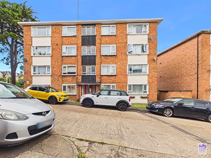 2 Bedroom Flat For Sale In Hillside Court, Downside, Strood, ME2