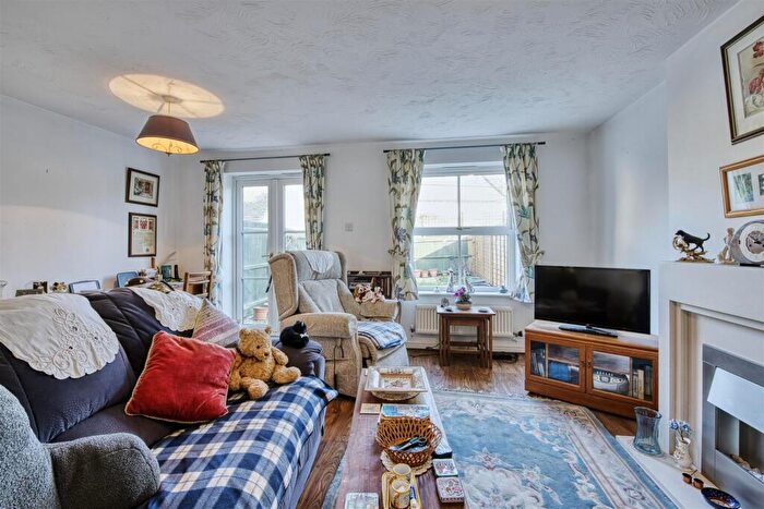 3 Bedroom End Of Terrace House For Sale In Dexter Way, Warmington, PE8