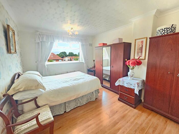 3 Bedroom Semi-Detached House For Sale In Penrhyn Avenue, Alkrington, Manchester, M24