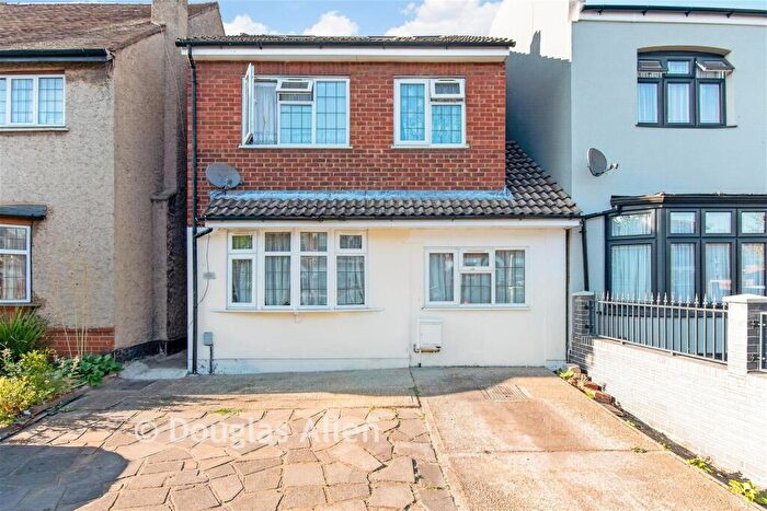 4 Bedroom Semi Detached House For Sale In Green Lane, Ilford, Essex, IG3
