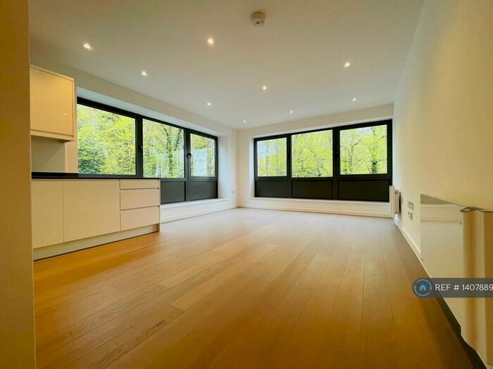 2 Bedroom Flat To Rent In Hubert Road, Brentwood, CM14