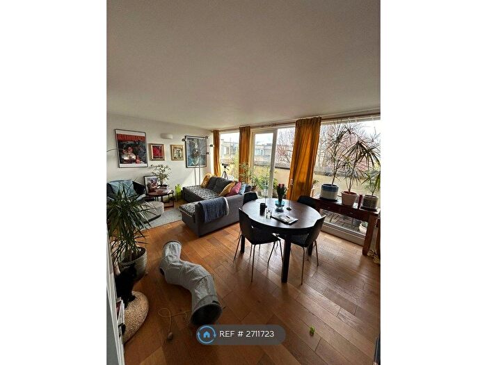 2 Bedroom Flat To Rent In Athlone Square, Windsor, SL4