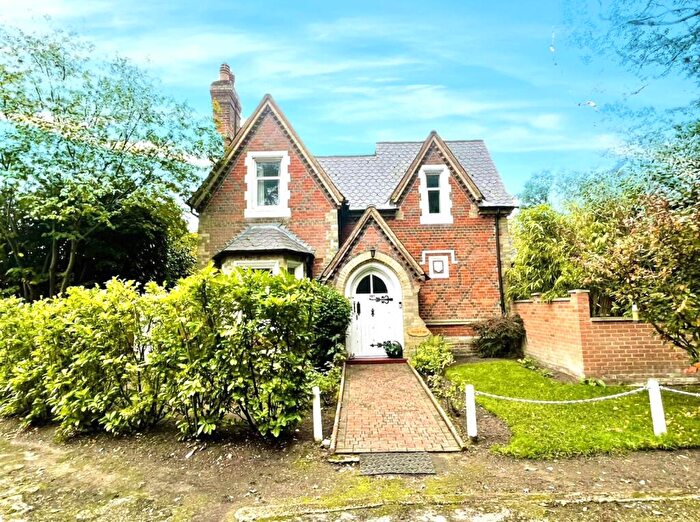 3 Bedroom Detached House For Sale In Farnborough Road, Farnborough, Hampshire, GU14