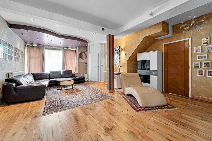 5 Bedroom Semi-Detached House For Sale In Sunnymead Road, London, NW9