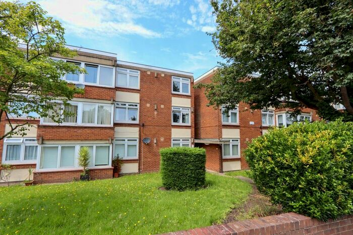 2 Bedroom Flat To Rent In Love Lane, Woodford Green, IG8