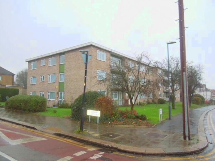 2 Bedroom Flat To Rent In Pinner View, Harrow, Middlesex, HA1