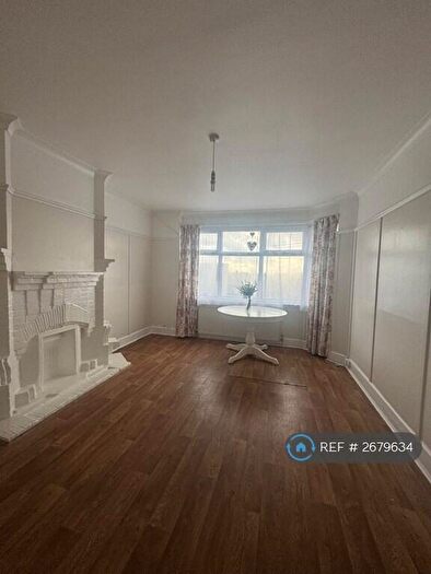 2 Bedroom Maisonette To Rent In Oak Tree Dell, London, NW9
