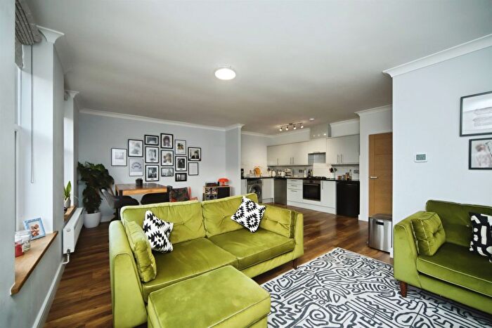 2 Bedroom Flat For Sale In High Street, Taunton, TA1